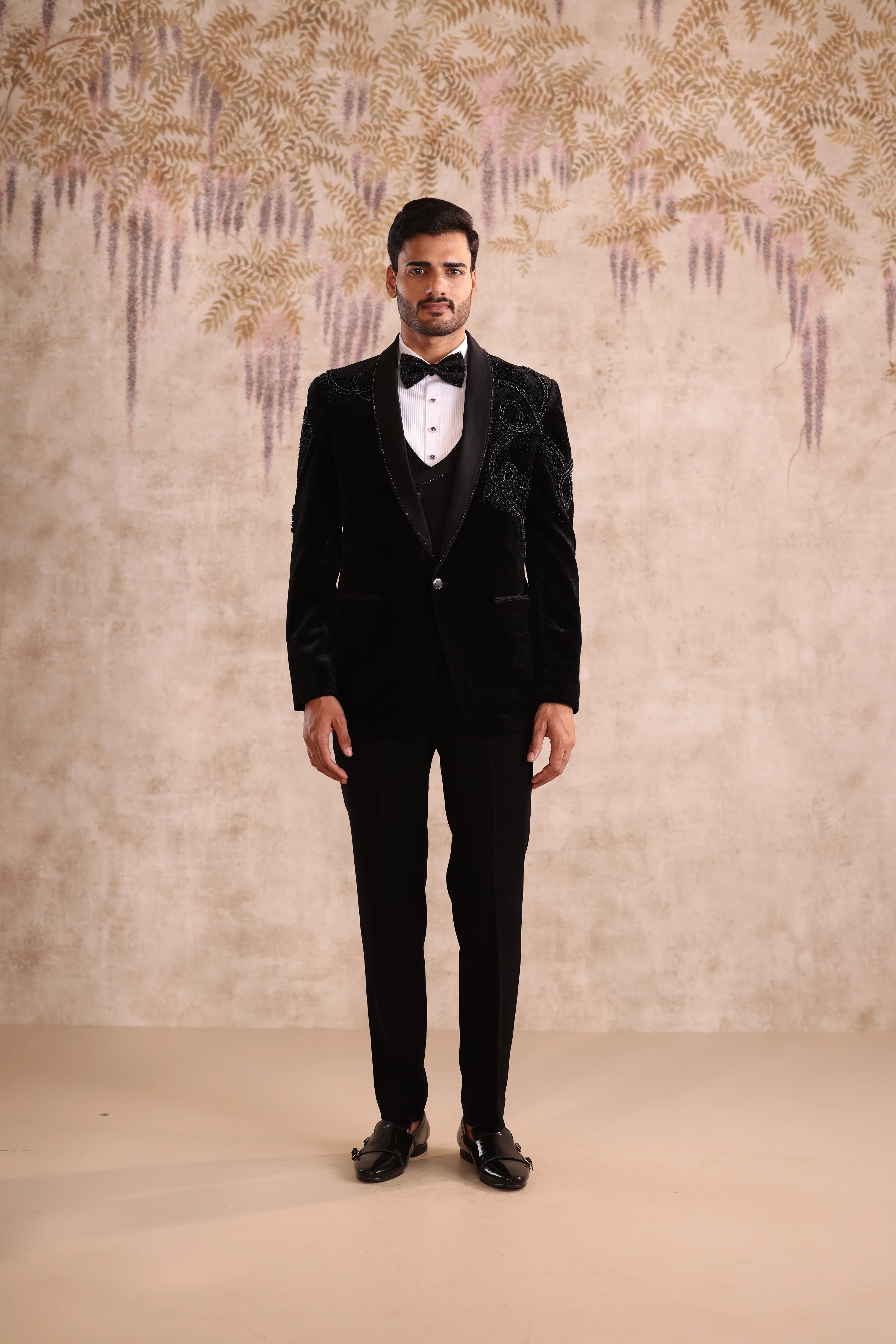 Embroidery Shawl lapel tuxedo with chest and shoulder embroidered work