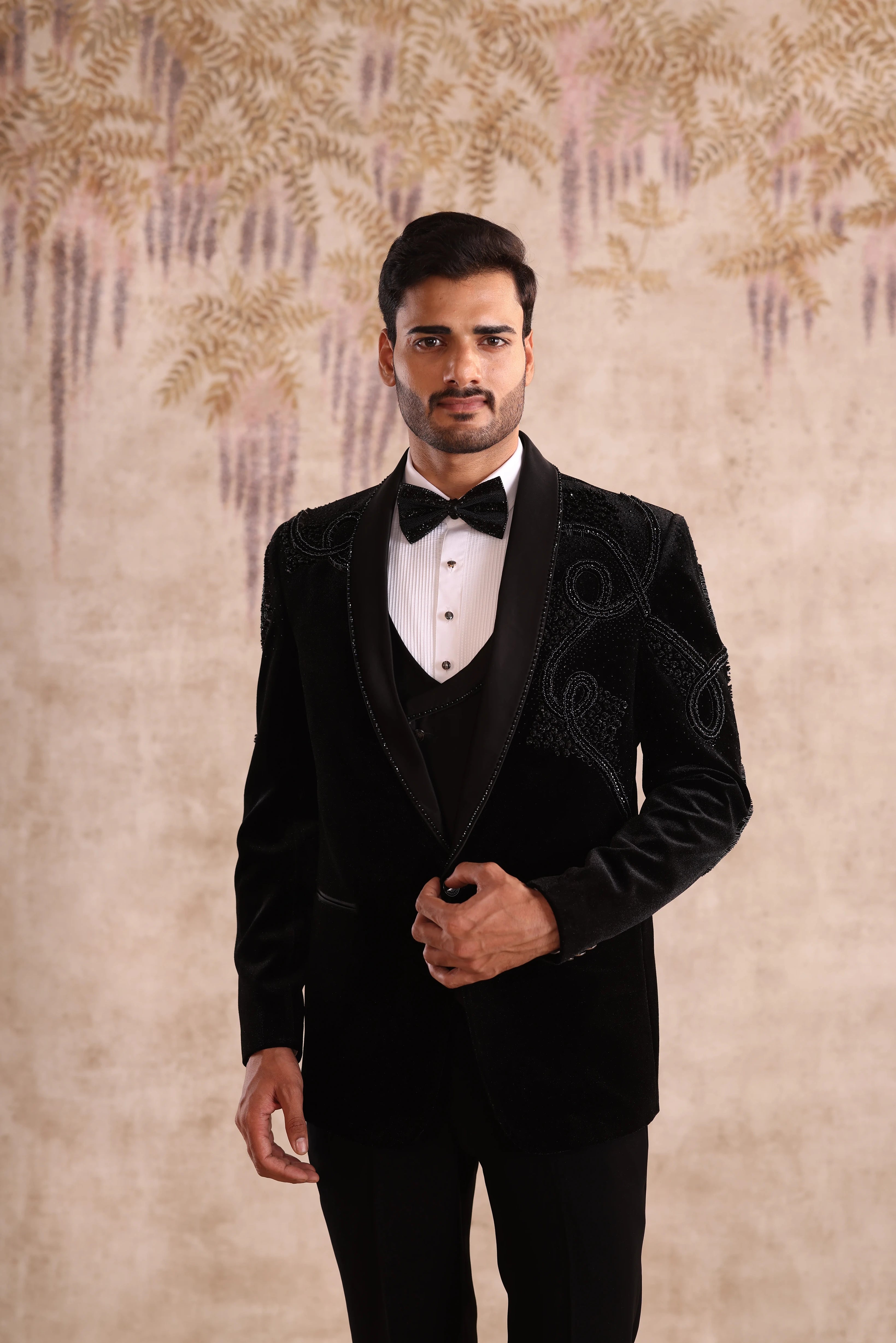 Embroidery Shawl lapel tuxedo with chest and shoulder embroidered work