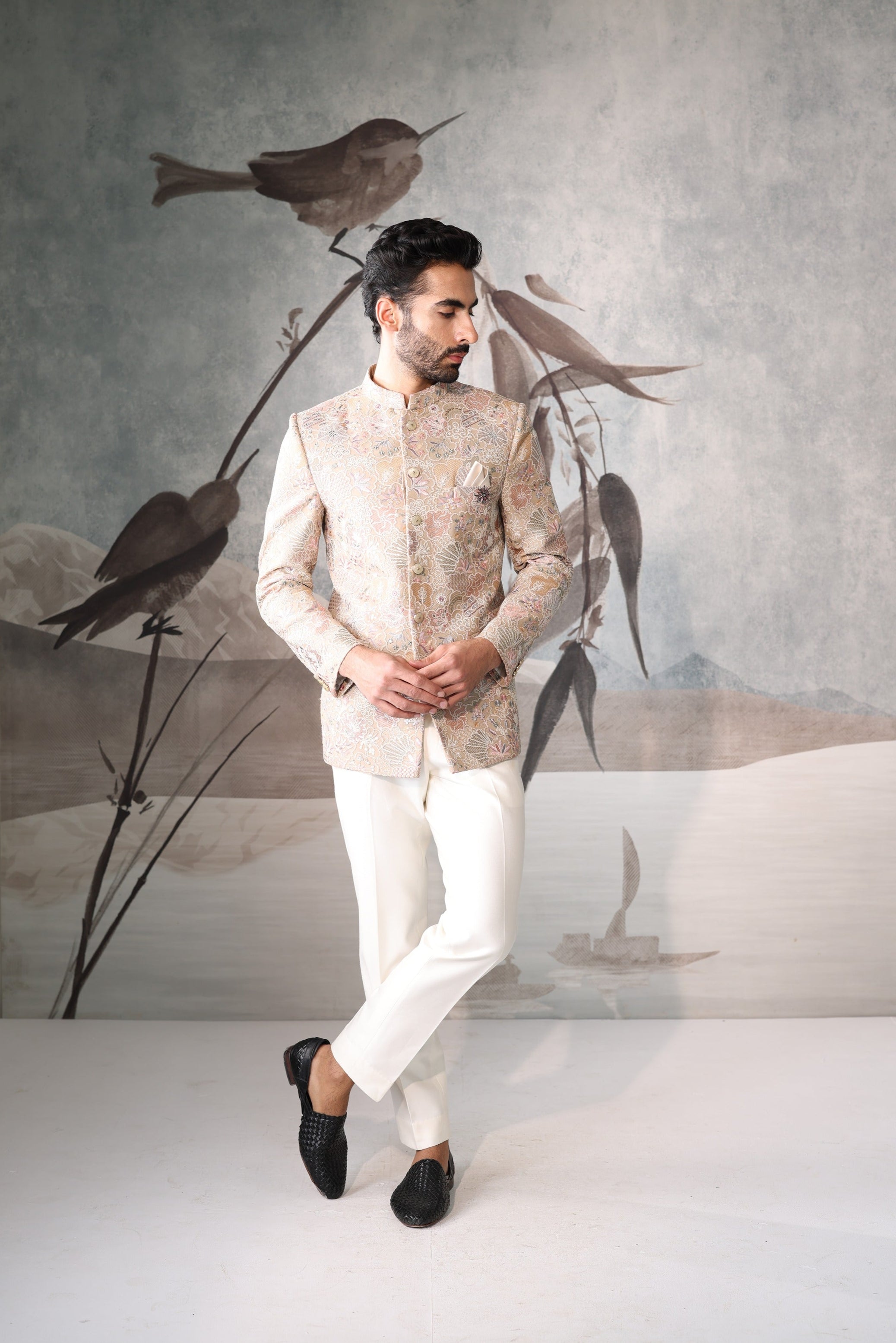 Beige bandgala with floral design