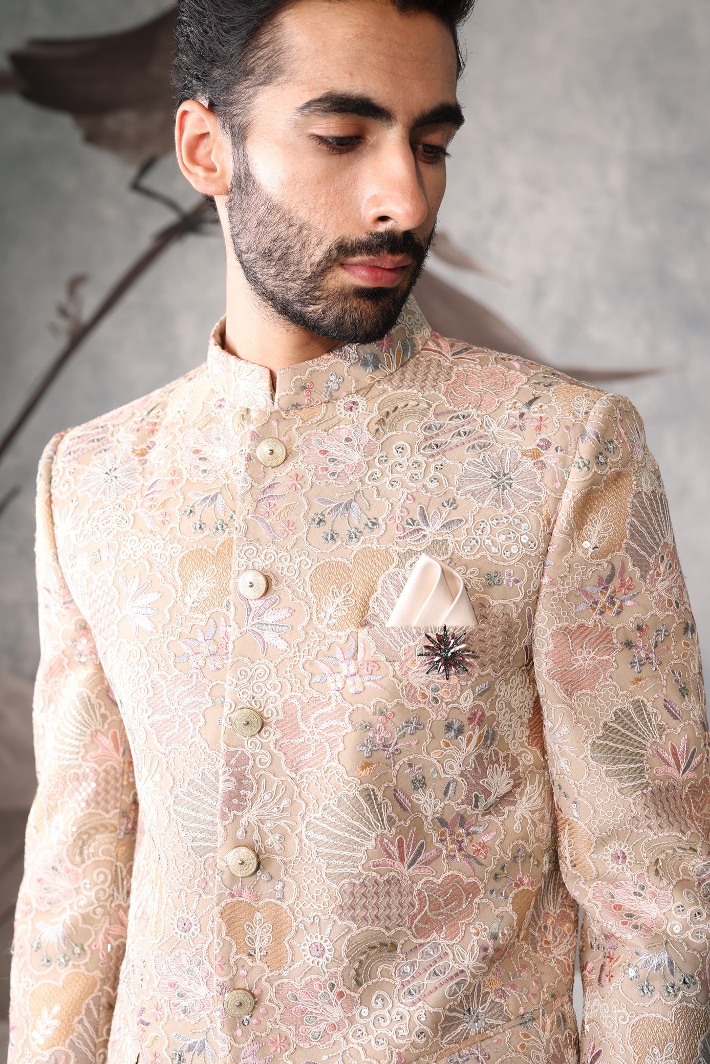 Beige bandgala with floral design