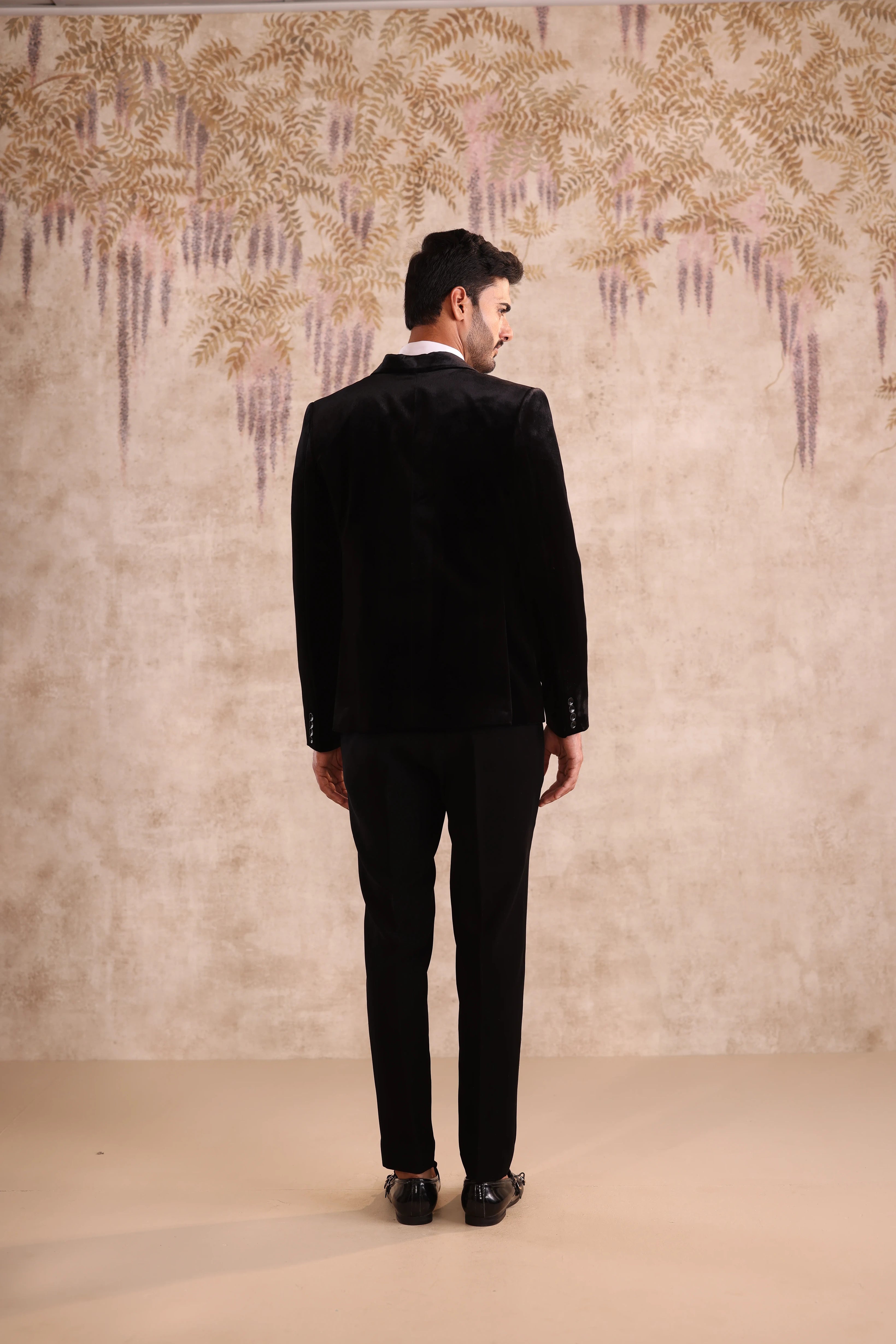 Black velvet peak embroidered lapel tuxedo